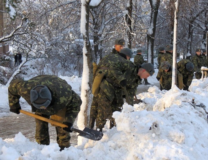 Binh sỹ Ucraina được huy động làm nhiệm vụ dọn tuyết trên lề đường ở thủ đô Kiev